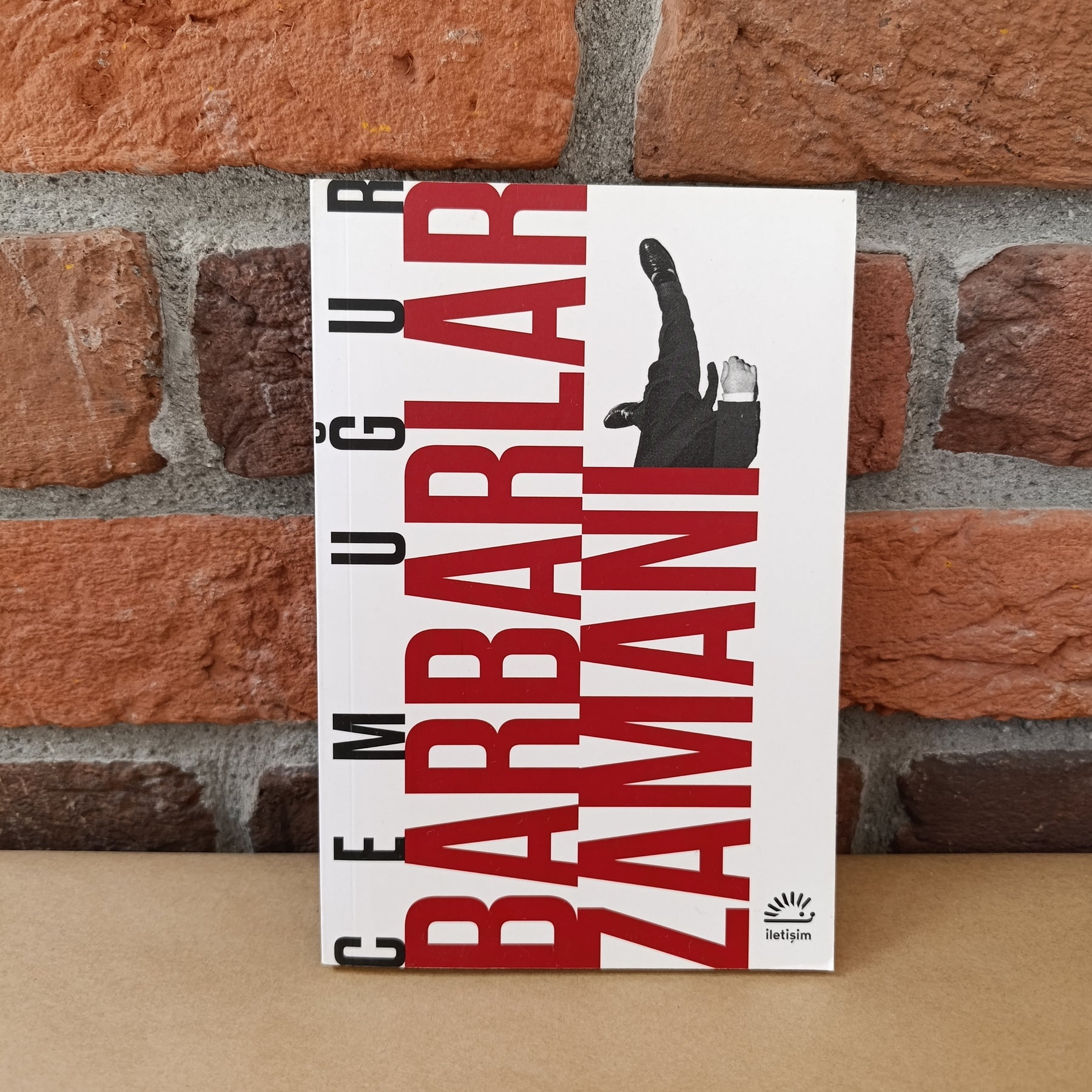 Barbarlar Zamani, Cem Uğur – Cem Uğur | İletişim Yayıncılık