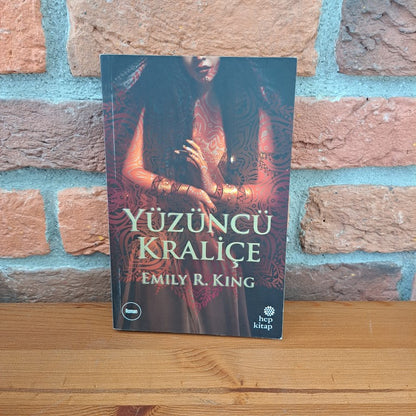Yüzüncü Kralice, Emily R. King, Barış Emre Alkım