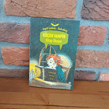 Kücük Vampir Kitap Okuyor
