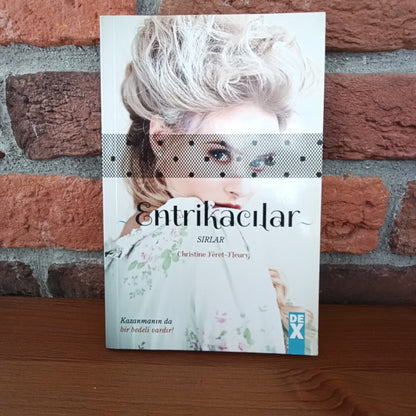 İçimizdeki Kara Delikler, Marta Markoska,
